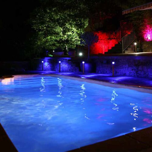 Đèn led âm nước có thể chiếu sáng hồ bơi rất tốt