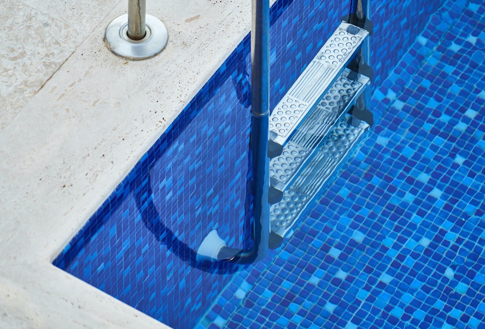 A swimming pool ladder in a pool